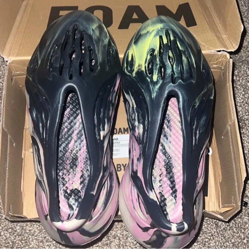 Adidas Yeezy Foam RNR ‘MX Carbon’ size 11 men’s 
NWOT